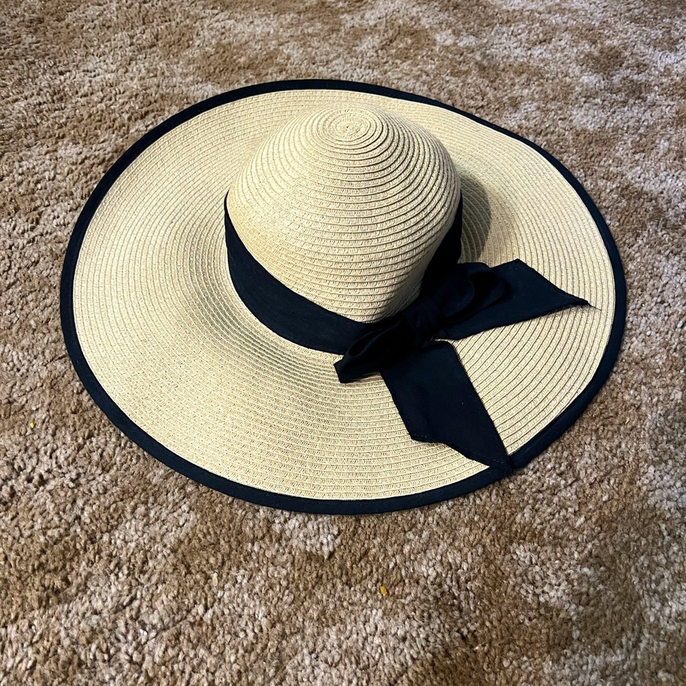 Sun hat with black ribbon
